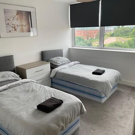 دربي #0611 Two Bedroom Serviced Apartment - Free Parking المظهر الخارجي الصورة