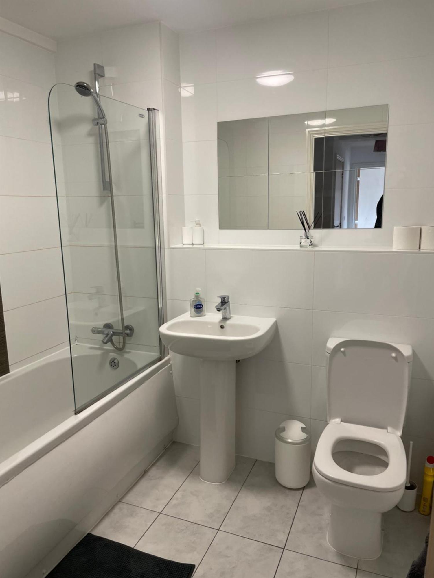 دربي #0611 Two Bedroom Serviced Apartment - Free Parking المظهر الخارجي الصورة