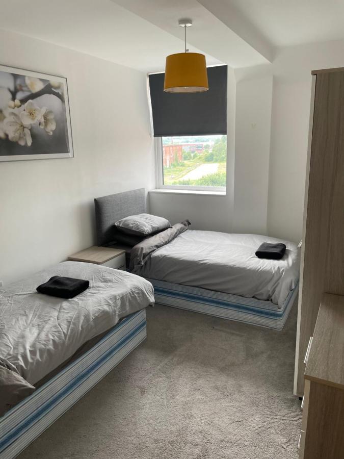 دربي #0611 Two Bedroom Serviced Apartment - Free Parking المظهر الخارجي الصورة